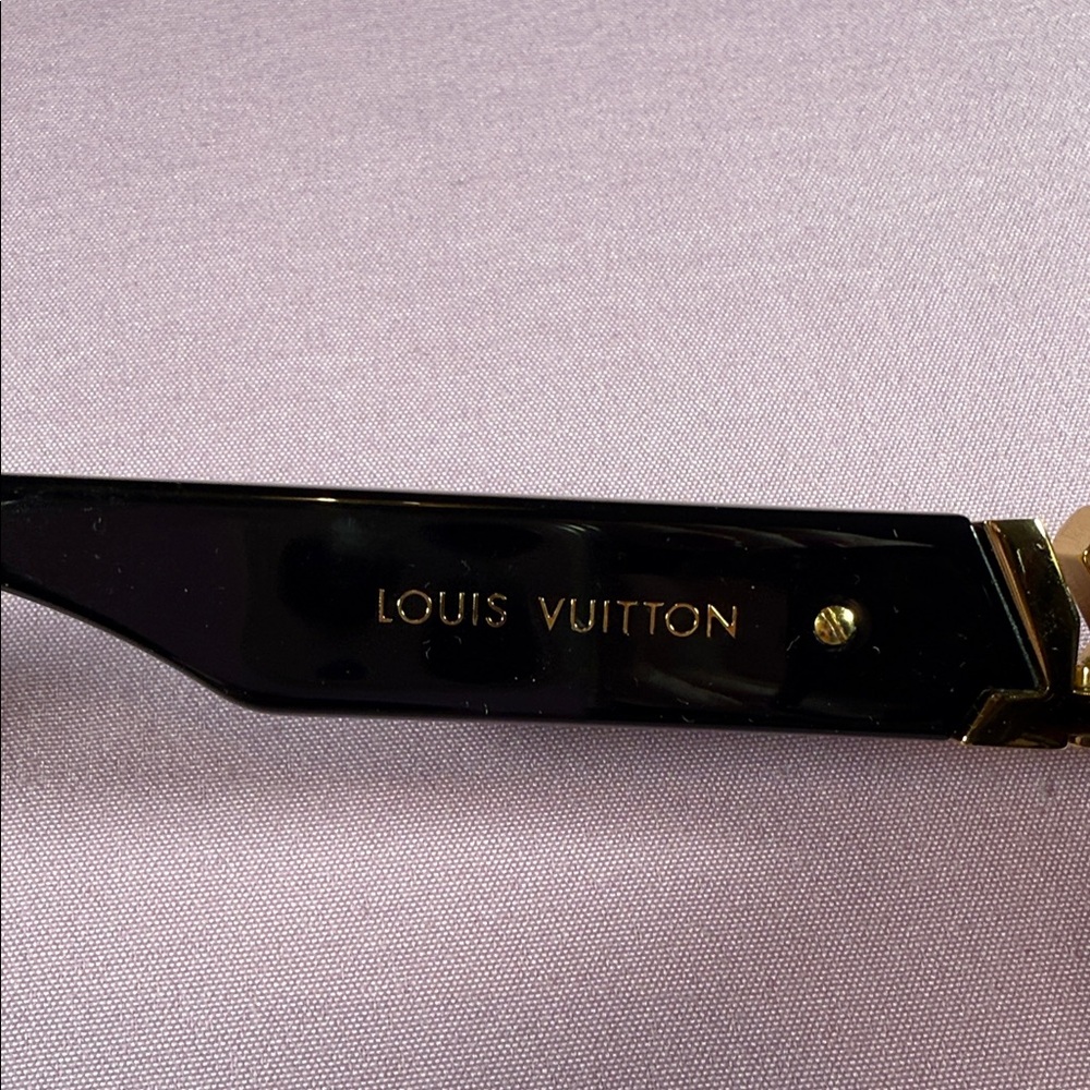 Louis Vuitton Sunglasses in Black with Gold Details -New, never worn - Picture 6 of 8